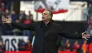 El entrenador de Osasuna Joaquin Caparrós dirige desde la banda a sus jugadores durante el partido de la decimotercera jornada de Liga. EFEDiges