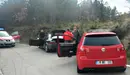 Momento en el que la patrulla intercepta los conductores que participaban en carreras ilegales en Iso.