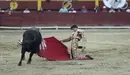 Sin Roca Rey vuelve a impresionar con este espectacular inicio de faena por arrucinas de rodillas.