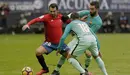 El centrocampista de Osasuna Miguel de las Cuevas controla el balón ante el defensa del FC Barcelona, Jordi Alba. EFE/Villar López