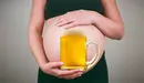 Mujer embarazada y una jarra de cerveza. ARCHIVO