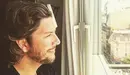 El cantante Manuel Carrasco mirandopor la ventana.