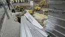 El hundimiento de parte de la calzada en la calle Amaya de Pamplona. EFE. VILLAR LÓPEZ