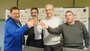 Los responsables del Helvetia Anaitasuna brindan por el año 2017.