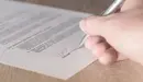 Un cliente firma un contrato. ARCHIVO