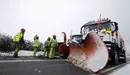 Los quitanieves trabajan sin descanso, durante el temporal de nieve que azota sobre todo al Norte de Navarra. EFE/Iban Aguinaga