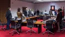 La comisión de Relaciones Ciudadanas e Institucionales guarda un minuto de silencio antes del inicio de la sesión en condena al asesinato de Blanca E. Marqués. IÑIGO ALZ