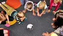 Varios niños juegan en una escuela infantil.