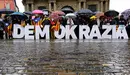 Unas doscientas personas, convocadas por la plataforma por el derecho a decidir Gure Esku Dago, se han concentrado en la Plaza del Ayuntamiento de Pamplona. EFE