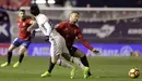 El jugador de Osasuna Tano (d) se lesiona al chocar con Isco, del Real Madrid, durante el partido de Liga en Primera División disputado esta noche en el estadio de El Sadar, en Pamplona. EFE/Villar López