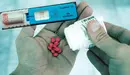 El test positivo de droga de un conductor en Peralta sobre una imagen de una persona con un bote de pastillas