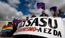 Familiares de los jóvenes detenidos por los sucesos de Alsasua del pasado 15 de octubre se vuelven a concentrar delante de la Audiencia, en este caso con grupos feministas y LGTB. PABLO LAS (2)
