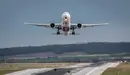 Un avión despegando en un aeropuerto. ARCHIVO.