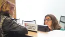 El consejero Mikel Aranburu visita la oficina de Hacienda en el primer día de campaña que se puede presentar la declaración de la renta de 2016 de forma presencial (03). IÑIGO ALZUGARAY