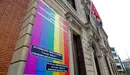 El Parlamento foral se une a la lucha contra la LGTBIfobia y luce la bandera gay en su fachada.