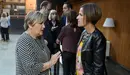 Marisa de Simón (i) de Izquierda Ezkerra habla con la portavoz socialista María Chivite. PABLO LASAOSA