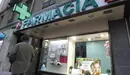 Imagen de la fachada y el escaparate de una farmacia EFE