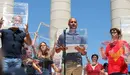 Pep Guardiola, en el momento de subir al estrado con una urna. TV