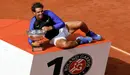 Rafa Nadal posa con su décimo Roland Garros. Twitter.