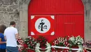 La plaza de toros de Orduña con varias flores en recuerdo al maestro Ivan Fandiño. EFE