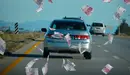 Dinero esparcido por la carretera. ARCHIVO