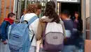 Varios estudiantes cargados con sus mochilas acceden a un instituto EFE Archivo
