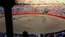 La banda del maestro Bravo interpreta los primeros compases para amenizar la espera del encierro en la plaza de toros de Pamplona.