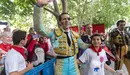 Caluroso recibimiento a Padilla, Escribano y El Fandi en el patio de caballos de la plaza de toros de Pamplona. IÑIGO ALZUGARAY (12)