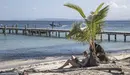 Una mujer leyendo un libro en una playa durante las vacaciones.