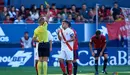 El árbitro Eiriz Mata muestra una tarjeta en el Osasuna - Sevilla Atlético. La Liga.