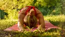 Una mujer hace yoga