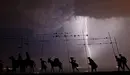 GRA084. EL PERDÓN (PAMPLONA), 29/08/2017.- Un relámpago cae cerca de las figuras que en homenaje a los peregrinos están situadas en el alto de El Perdón. La tormenta que ha caído esta madrugada sobre Navarra han dejado numeroso aparato eléctrico sobre la comarca de Pamplona donde según las previsiones meteorológicas las lluvias, chubascos y tormentas, pueden ser localmente fuertes y con granizo en la vertiente cantábrica y persistentes en Pirineos, con temperaturas en descenso. EFE/Jesús Diges