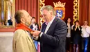 Entrega del Pañuelo de Pamplona a Javier Pagola por parte de Joseba Asirón en representación del Ayuntamiento. PABLO LASAOSA (7)