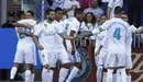 Los jugadores blancos celebran un gol. Real Madrid.