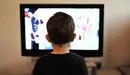 Un niño ve la televisión ARCHIVO