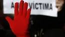 Una de las manos con un guante rojo que se exhibieron en la concentración frente a la Audiencia por el juicio contra La Manada. EFE