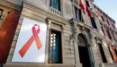 El Parlamento de Navarra exhibe un lazo rojo en su fachada con motivo del día internacional contra el sida VIH. PARLAMENTO DE NAVARRA
