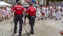 Sanfermines 2017. Policía Foral patrulla por la Plaza del Castillo después del Chupinazo (03). IÑIGO ALZUGARAY