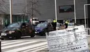 Agentes de la Policía Municipal de Pamplona multan a varios vehículos en la calle Padre Moret..