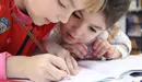 Dos niñas hacen tareas en horas de actividades extraescolares impartidas en un colegio ARCHIVO