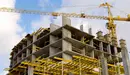 Imagen de una grúa trabajando en la construcción de un bloque de vivienda de VPO ARCHIVO