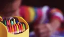 Un niño pinta con lápices de colores un dibujo durante una clase en el colegio ARCHIVO