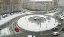 Vista de la plaza Príncipe de Viana cubierta por la nieve en Pamplona.