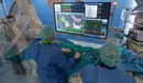 Los doctores Ignacio García Bolao y Gabriel Ballesteros durante el procedimiento de ablación para tratar la fibrilación auricular con el nuevo catéter. CEDIDA