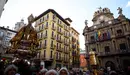 Miles de personas arropan a San Fermín por las calles de Pamplona en la procesión con motivo de su año jubilar. PABLO LASAOSA 27
