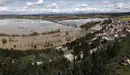 Panorámica de la localidad navarra de Miranda del Arga, donde el río Arga se ha desbordado inundando huertas próximas a la localidad, siendo necesario tambien el corte de la carretera NA-6140. El nivel de prealerta declarado ayer en Navarra ante las persistentes lluvias y el inicio de desbordamiento de algunos ríos se ha elevado hoy, tras declarar el Gobierno foral el nivel de emergencia Fase I por el riesgo de inundaciones, aunque el mayor riesgo estará en la Ribera esta noche. Así, y a la espera de una reunión que tendrá lugar a lo largo del día en Tudela, se podrían adoptar medidas preventivas de desalojo de algunas zonas del casco antiguo de la capital ribera, que habitualmente se inundan en estos casos. EFE/ Jesús Diges