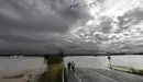GRAF2865. TUDELA (NAVARRA), 13/04/2018.- Dos personas toman imagenes de la carretera N-113 que permanece cortada hacia Castejón tras el desbordamiento del Rio Ebro.La alerta por inundaciones se mantiene a estas horas en Navarra en dos estaciones de aforo, la del Ebro en Castejón y la del Ega en Andosilla, mientras que en Pamplona desciende el caudal de los ríos y se va recuperando la normalidad tras los desbordamientos de ayer. EFE/ Jesús Diges