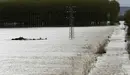 GRAF2868. TUDELA (NAVARRA), 13/04/2018.- Lugar cercano a la localidad de Castejón donde se han roto los diques que se encontraban en el margen de rio ocasionando la inundación de los campos de cultivo y de la carretera N-113 que permanece cortada hacia Castejón tras el desbordamiento del Rio Ebro.La alerta por inundaciones se mantiene a estas horas en Navarra en dos estaciones de aforo, la del Ebro en Castejón y la del Ega en Andosilla, mientras que en Pamplona desciende el caudal de los ríos y se va recuperando la normalidad tras los desbordamientos de ayer. EFE/ Jesús Diges