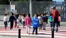 Varios niños participan en una sesión de Edcación Vial impartida por la Policía Foral y aprenden sobre cómo deben cruzarse los pasos de peatones POLICÍA FORAL