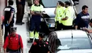 GRAF7001. OLITE (NAVARRA), 18/04/2018.- Efectivos de la Policía Foral, esta tarde en las inmediaciones del domicilio de la localidad navarra de Olite, en el que un padre y un hijo han fallecido y la madre de la familia ha resultado herida grave, en un posible parricidio o caso de violencia familiar. Efe/Jesus Diges